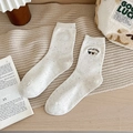Beige mittelhohe Strickbeinsocken mit bunten Punkten und süßer Bärenstickerei - Einheitsgröße / Weiß