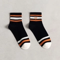 Herren Sportsocken in Schwarz mit orange-weißen Streifen auf grauem Hintergrund - Einheitsgröße / Schwarz