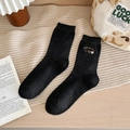 Schwarze Tennissocken mit bunten Sprenkeln und süßer Bärenstickerei aus Baumwolle - Einheitsgröße / Schwarz