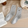 Süße koreanische Bären-Stickerei Socken in Hellgrau mit bunten Farbtupfern Textur - Einheitsgröße / Hellgrau