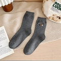 Dunkelgraue Socken mit niedlicher Bären-Stickerei und buntem gesprenkeltem Strick - Einheitsgröße / Dunkelgrau
