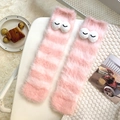 Chaussettes pelucheuses à rayures roses avec yeux de dessin animé pour le confort d'hiver - Taille unique / Rose
