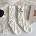 Dicke cremefarbene Chenille-Socken für Damen mit silbernen Schleifen und Strickmuster - Einheitsgröße / Creme