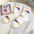Weiße Korallenfleece-Socken mit gelben Sternen und pastellfarbenem Sternschnuppen-Muster - Einheitsgröße / Bunter Meteor-Stil