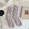 Dicke fliederfarbene Chenille-Socken mit Rautenmuster und silbernen Schleifen - Einheitsgröße / Beigegrau