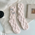 Dicke rosa Chenille-Socken mit Rautenmuster und silbernen Glitzerschleifen für den Winter - Einheitsgröße / Rosa