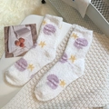 Weiße Korallenfleece-Socken mit lila Planetenmustern für warme Wintertage zu Hause - Einheitsgröße / Universum Planet Stil