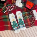 Calcetines navideños de forro polar coral con bordado de árbol verde en tela blanca - Árbol de Navidad (Un Par)