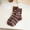 Braune gestreifte Baumwollsocken mit süßer weißer Hasenstickerei im japanischen Stil - Einheitsgröße / Rotbraun