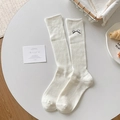 Chaussettes blanches en coton côtelé avec broderie nœud noir dans un décor épuré - Taille unique / Blanc