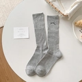 Chaussettes grises en coton côtelé avec un élégant nœud noir brodé sur le côté - Taille unique / Gris 1 Paire