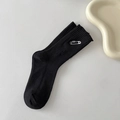 Schwarze gerippte Baumwollsocken mit minimalistischer weißer Sicherheitsnadel-Stickerei - Einheitsgröße / Schwarz