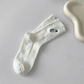 Weiße Rippstrick-Socken mit schwarzer Sicherheitsnadel-Stickerei am Bündchen - Einheitsgröße / Beige