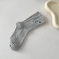 Hellgraue gerippte Crew-Socken aus Baumwolle mit Sicherheitsnadel-Stickerei am Bündchen - Einheitsgröße / Hellgrau