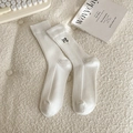 Chaussettes blanches en coton avec texture côtelée et broderie de nœud noir élégant - Taille unique / Blanc