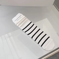 Weiße Socken aus gekämmter Baumwolle mit schwarzen Querstreifen und Einzelhandelsverpackung - Einheitsgröße / Weiß Gestreift