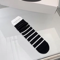 Kniehohe Socken aus gekämmter Baumwolle mit schwarz-weißen Streifen und Etikett - Einheitsgröße / Schwarz Gestreift