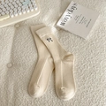 Chaussettes mi-hautes en coton côtelé blanc crème avec broderie de nœud noir délicat - Taille unique / Beige