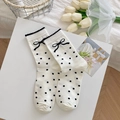 Cremeweiße Baumwollsocken mit schwarzen Punkten und zartem Schleifen-Detail - Großer Schleife Stil