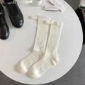 Chaussettes mi-mollet en coton blanc crème avec nœuds latéraux et texture tricotée - Blanc Cassé