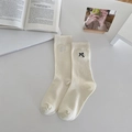 Calcetines beige de canalé con bordado de lazo negro con un estilo de estética de ballet - Blanco Roto