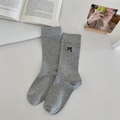 Calcetines de algodón gris claro con bordado de lazo negro en estilo ballet suave - Gris