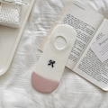 Fantasmini beige in cotone con punta rosa e ricamo a fiocco nero decorativo - Bianco/Rosa (Un Paio)