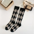 Calze lunghe vintage con motivo a rombi nero e grigio con eleganti oggetti di scena piatti - Taglia unica / Polsino Nero