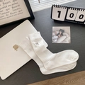 Chaussettes blanches en coton côtelé avec un délicat nœud décoratif gris argenté - Nœud Blanc (Mi-mollet)