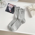 Calcetines de algodón gris claro con lazo bordado y delicados bordes ondulados - Talla única / Estilo Liso / Gris