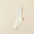 Minimalistische cremefarbene Rippstrick-Baumwollsocken mit vertikaler Textur - Gebrochenes Weiß