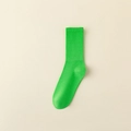 Leuchtend grüne Baumwollsocken mit Rippbündchen im minimalistischen Flachbild-Stil - Smaragdgrün