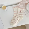 Süße milchweiße Crew-Socken mit rosa Streifen, Rüschenrand und Hasen-Stickerei - Rosa Kaninchen Stil