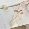 Naturweiße Socken mit rosa Streifen und roter Kirschstickerei für Damen - Kirschbuchstaben Stil