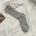 Hellgraue Baumwollsocken mit vertikalen Streifen und zartem Schleifen-Detail für Damen - Grau