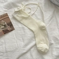 Rippstrick-Socken in Off-White mit eleganter Satinschleife und Bandverzierung - Beige