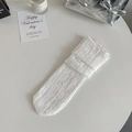 Chaussettes blanches en dentelle avec motif floral au crochet présentées à plat - Taille unique / Style Fleur / Blanc