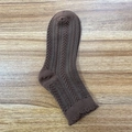 Dunkelbraune Strick-Wadenstrümpfe mit Zopfmuster und verspieltem Rüschensaum für Damen - Reines Kaffee