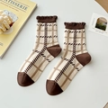 Retro-Socken mit Karomuster in Kaffeebraun, Rüschensaum und bequemer Baumwolle - Großes Gitter