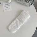 Chaussettes en dentelle blanche avec motif crochet et bordures festonnées sur support - Taille unique / Grand motif floral / Blanc