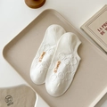 Weiße Invisible-Socken mit gelber SMILE-Stickerei und feinem Jacquard-Muster für Damen - Weiß