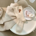 Calcetines de lana blanco crema con bordado de letra P marrón y tejido de punto - Letra P / Beige