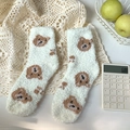 Pluche koraalvlies wintersokken met bruine berenprint in warm witte kleur - Eén maat / Beige