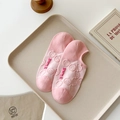 Rosafarbene Baumwoll-Füßlinge mit SMILE-Stickerei und Smiley-Mustern auf Tablett - Rosa