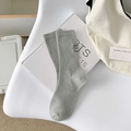 Chaussettes côtelées en coton vert sauge avec étiquette Good Things sur le côté - Gris clair