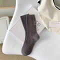 Chaussettes mi-hautes en coton gris foncé avec broderie Good Things Arrive - gris foncé