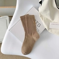 Chaussettes mi-mollet en coton côtelé marron chameau avec un petit détail brodé - Marron