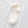 Chaussettes blanches douces avec motif cœur en tricot et bordure à volants - Beige Cœur Rayures Verticales
