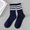Marineblaue Baumwollsocken mit drei weißen Streifen und einem gerippten Bündchen-Design - Einheitsgröße / Marineblau