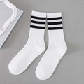 Klassische weiße Baumwollsocken mit drei schwarzen Streifen im modischen College-Stil - Einheitsgröße / Weiß